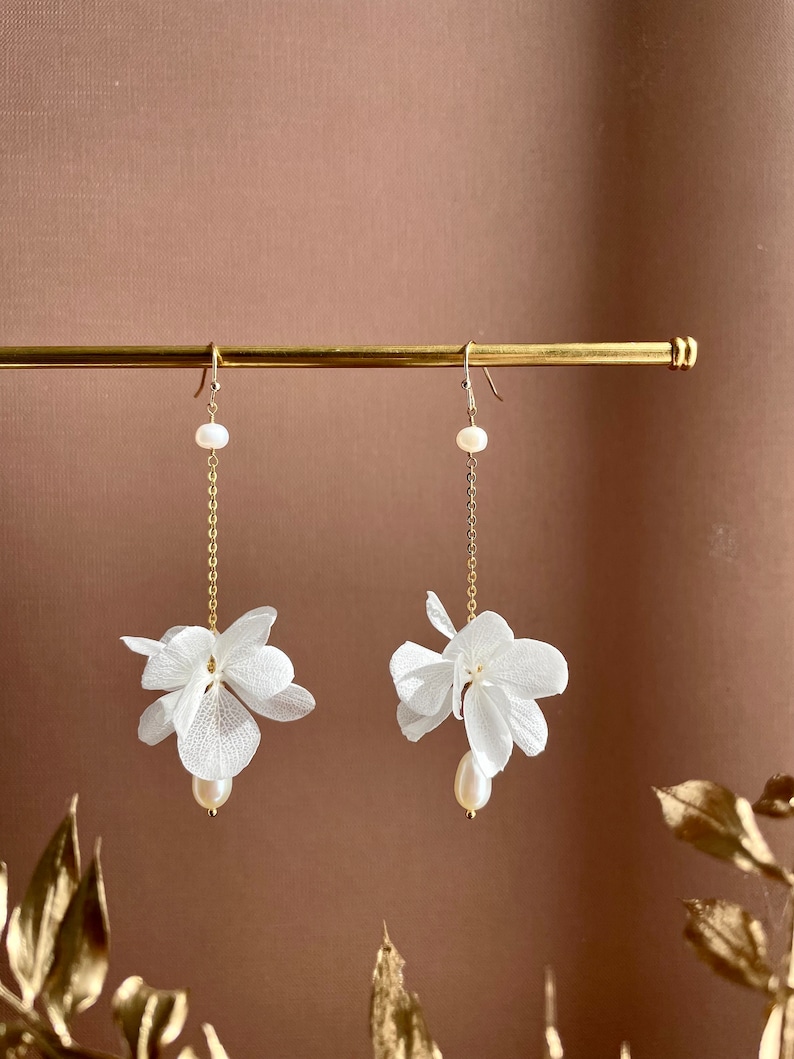 boucles d'oreilles fleurs stabilisées et perle deau douce LOUISE blanc image 2