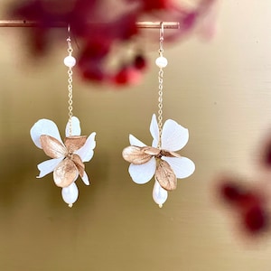 Orecchini con fiori stabilizzati e perle d'acqua dolce -- LOUISE oro bianco