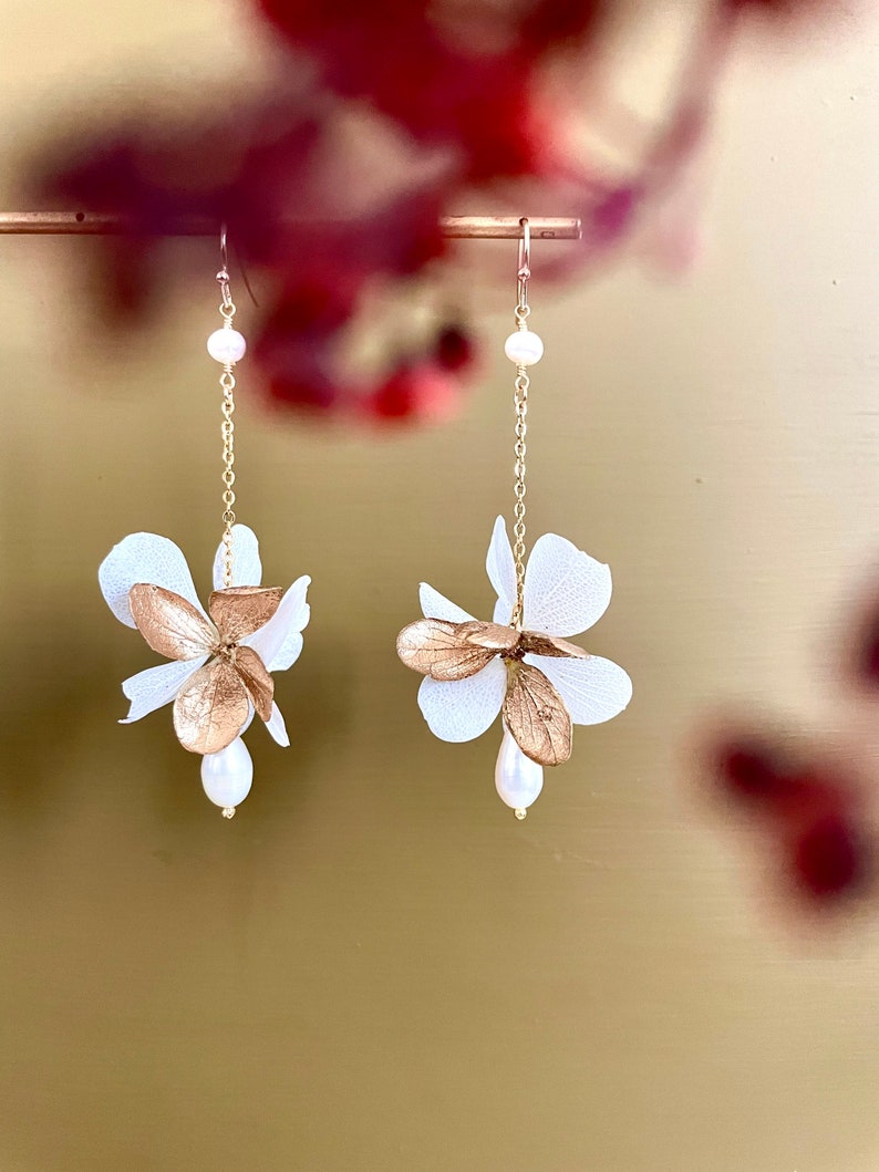 boucles d'oreilles fleurs stabilisées et perle deau douce LOUISE blanc or image 1