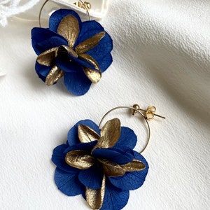 boucles d'oreilles fleurs stabilisées JULIA bleu marine or image 5
