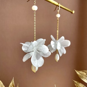 boucles d'oreilles fleurs stabilisées et perle deau douce LOUISE blanc image 1