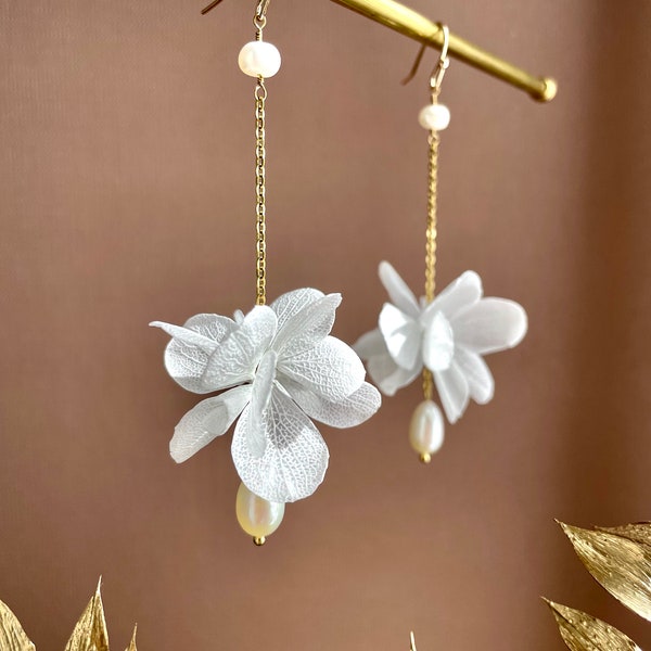 boucles d'oreilles fleurs stabilisées et perle d’eau douce -- LOUISE blanc