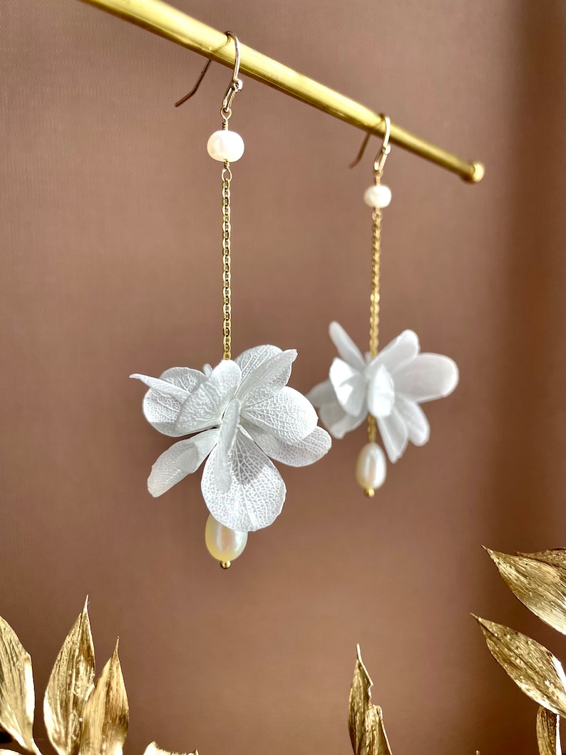 boucles d'oreilles fleurs stabilisées et perle deau douce LOUISE blanc image 1