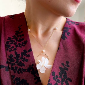 Necklace stabilized flowers and freshwater pearl and--LOLA