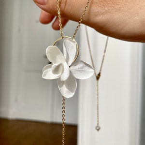 Collier fleurs stabilisées et perle deau douce etZOÉ blanc image 4