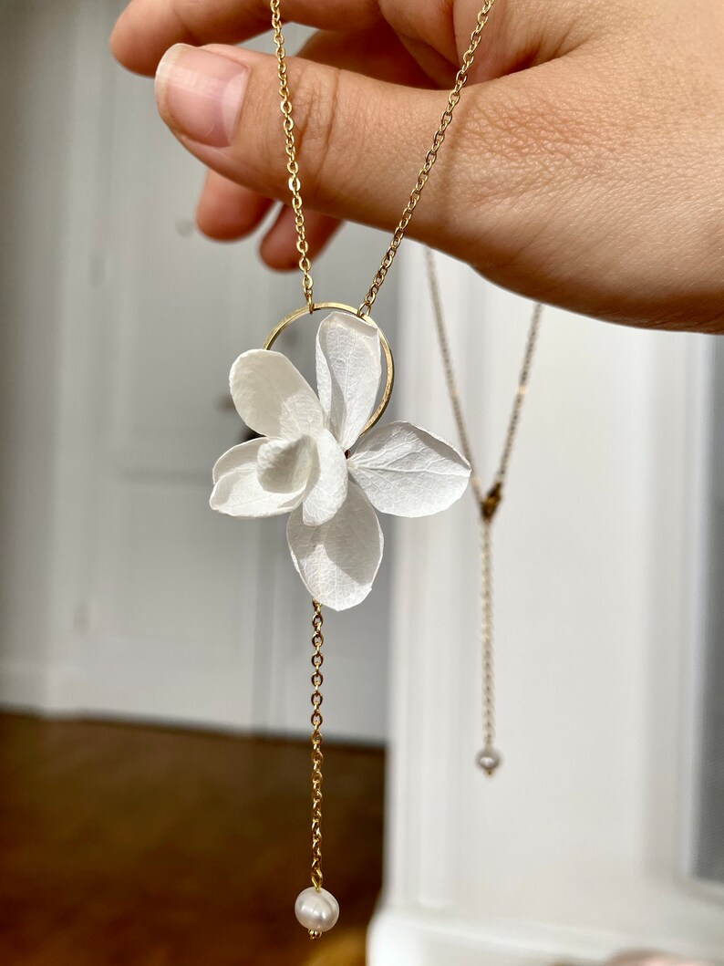 Collier fleurs stabilisées et perle deau douce etZOÉ blanc image 4