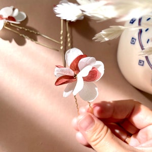 Stabilized flower bun stick — AGATHE terracotta white