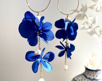 stabilized flower and freshwater pearl earrings — JOANNE navy blue