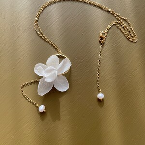 Collier fleurs stabilisées et perle deau douce etZOÉ blanc image 7