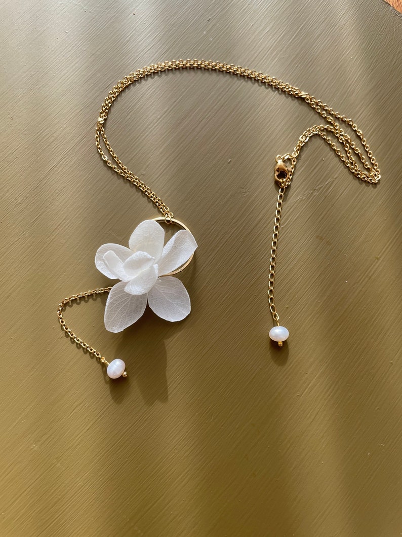 Collier fleurs stabilisées et perle deau douce etZOÉ blanc image 7