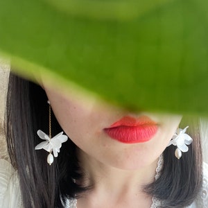 boucles d'oreilles fleurs stabilisées et perle deau douce LOUISE blanc image 9
