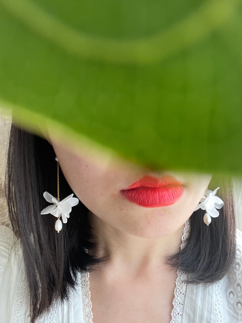 boucles d'oreilles fleurs stabilisées et perle deau douce LOUISE blanc image 9