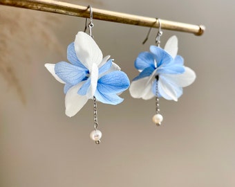 boucles d’oreilles fleurs stabilisées et perle d’eau douce — UMA bleu ciel blanc