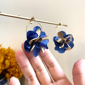 boucles d'oreilles fleurs stabilisées JULIA bleu marine or image 4