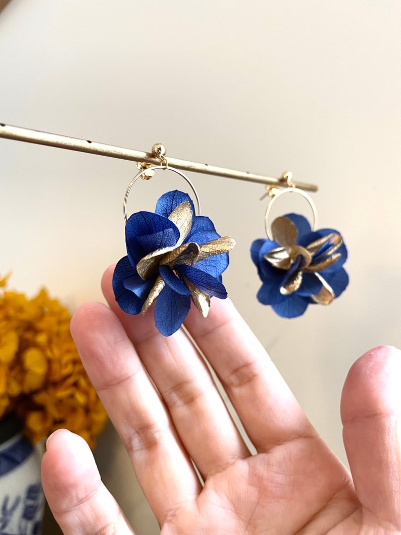 boucles d'oreilles fleurs stabilisées JULIA bleu marine or image 4