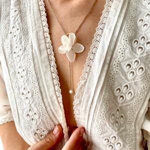 Collier fleurs stabilisées et perle deau douce etZOÉ blanc image 9