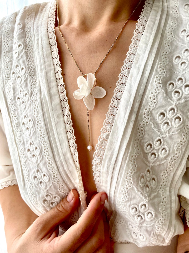 Collier fleurs stabilisées et perle deau douce etZOÉ blanc image 9