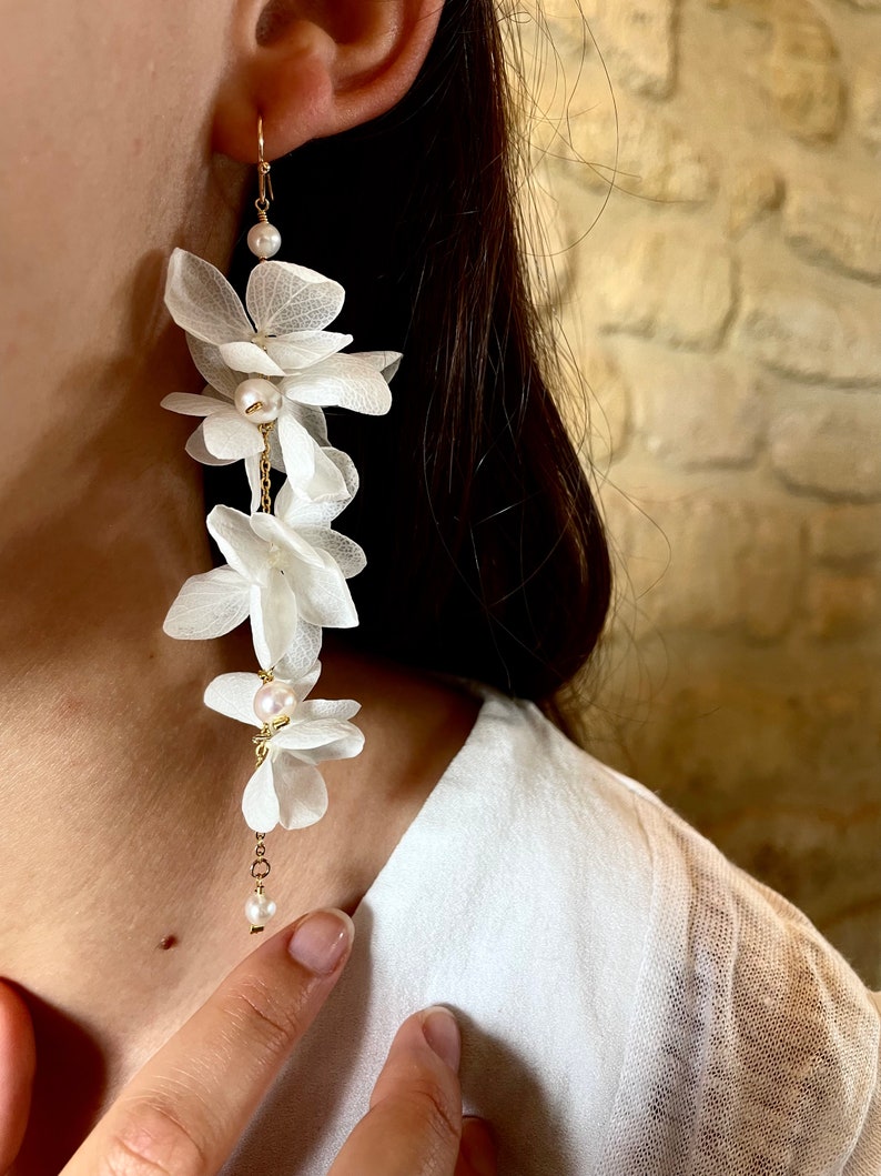 Ohrringe mit konservierten Blumen und Süßwasserperlen JOANNA weiß Bild 3
