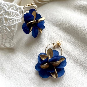 boucles d'oreilles fleurs stabilisées JULIA bleu marine or image 1
