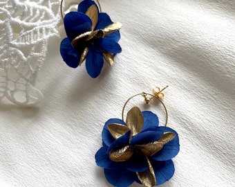 boucles d'oreilles fleurs stabilisées -- JULIA bleu marine or