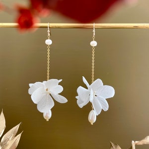 boucles d'oreilles fleurs stabilisées et perle deau douce LOUISE blanc image 4