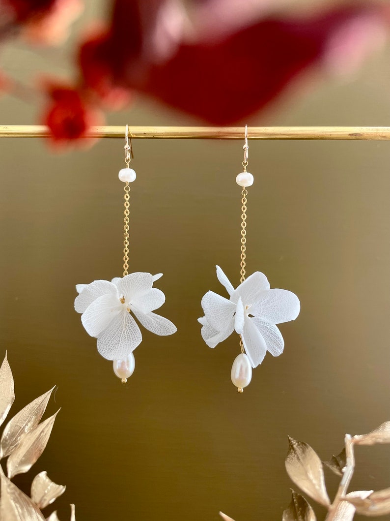 boucles d'oreilles fleurs stabilisées et perle deau douce LOUISE blanc image 4