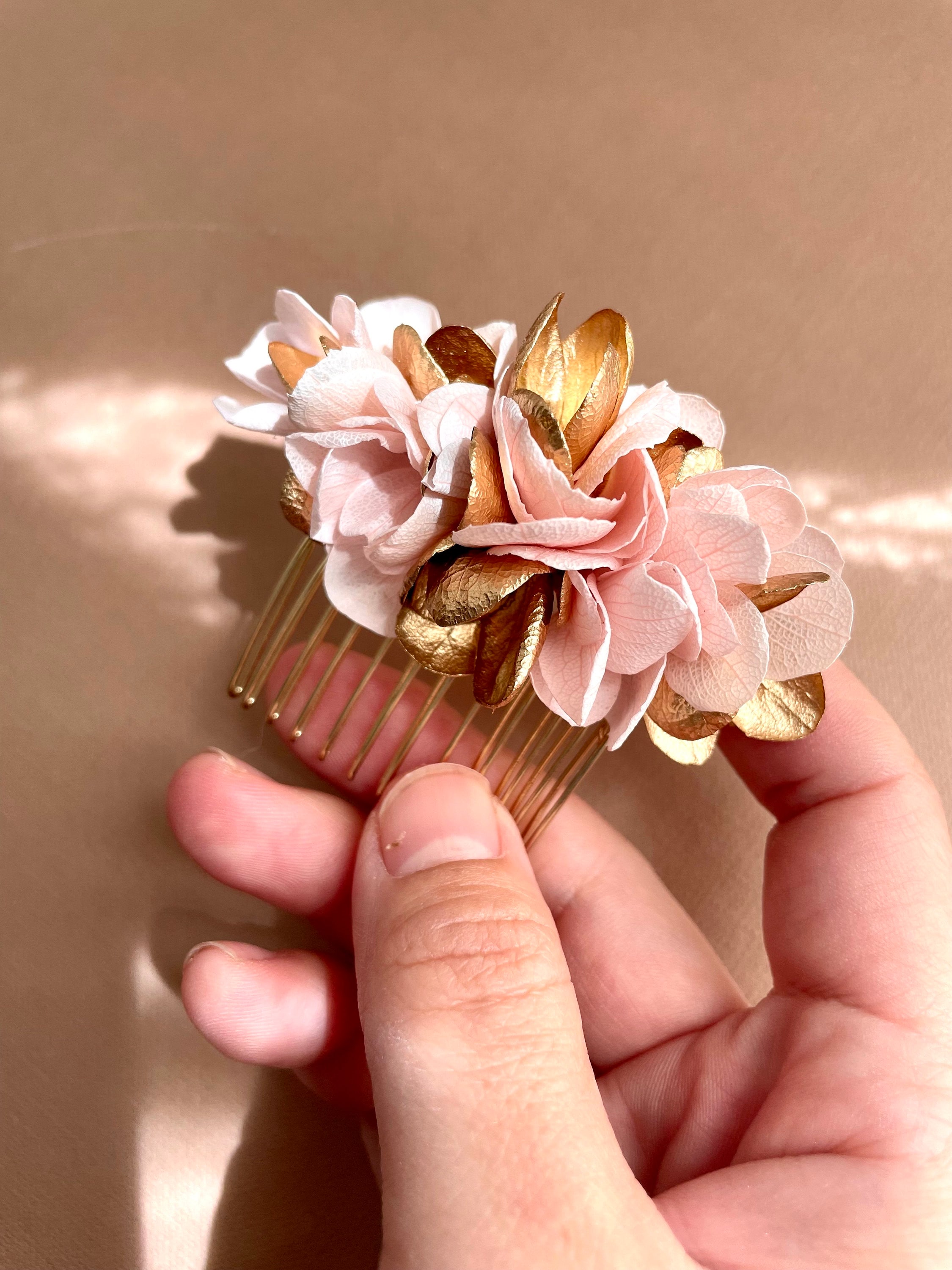 Peigne en fleurs stabilisées Émilie – Rose poudré et or