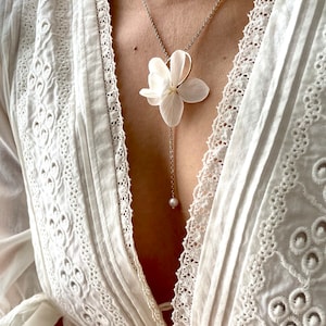 Necklace preserved flowers and freshwater pearl and--ZOÉ white