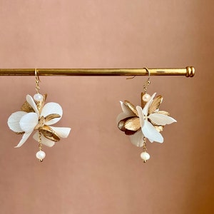 preserved flower and freshwater pearl earrings — UMA white gold