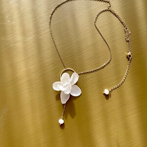 Collier fleurs stabilisées et perle deau douce etZOÉ blanc image 6