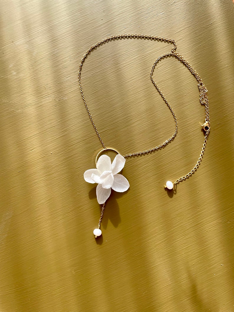 Collier fleurs stabilisées et perle deau douce etZOÉ blanc image 6