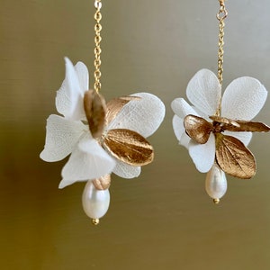 boucles d'oreilles fleurs stabilisées et perle deau douce LOUISE blanc or image 5