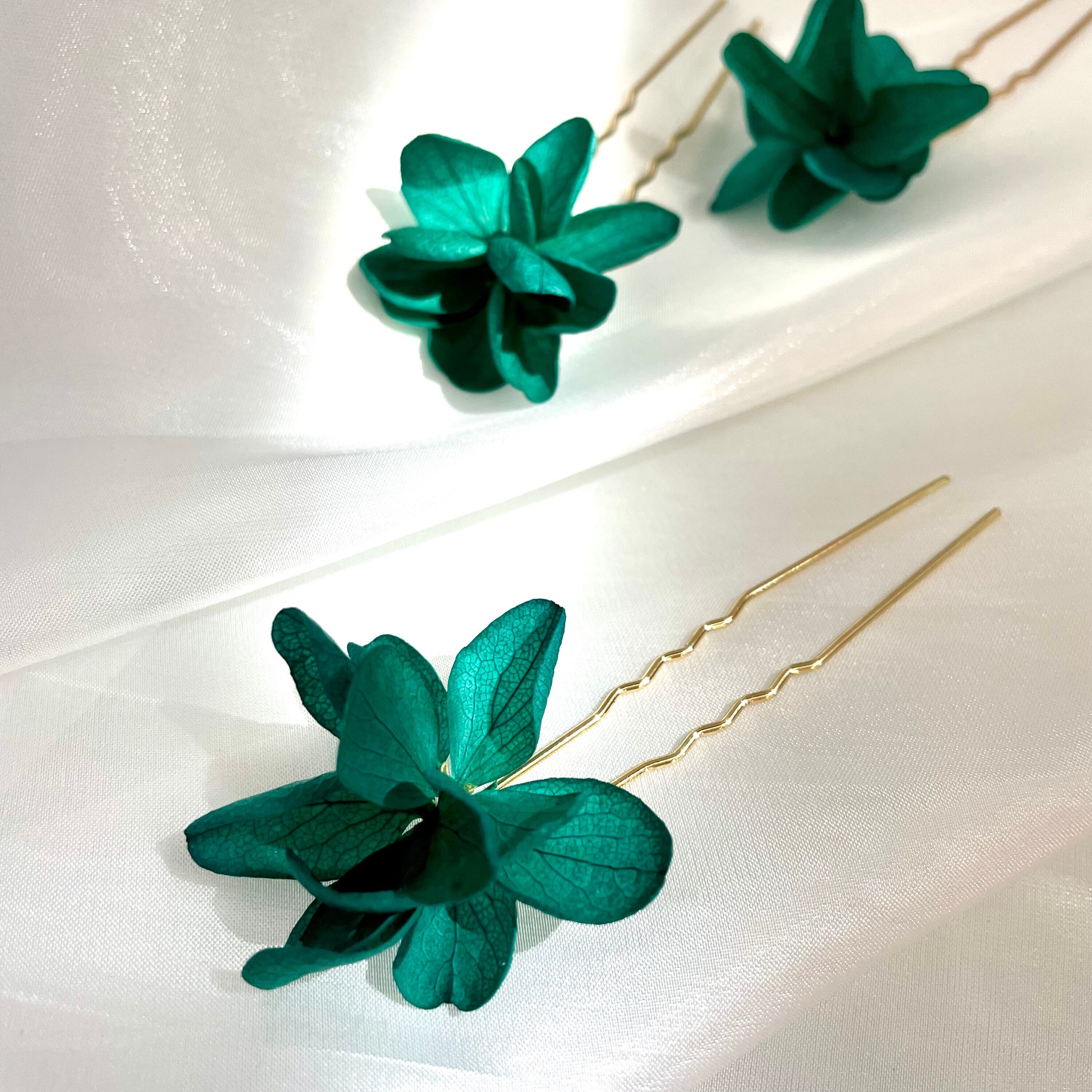 Stabilized flower hairpin — AGATHE duck green