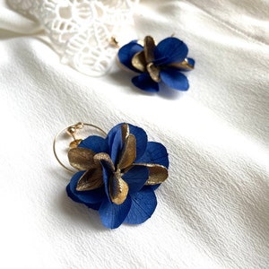 boucles d'oreilles fleurs stabilisées JULIA bleu marine or image 2