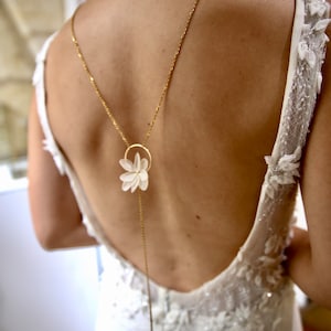 Colar sem costas com flores preservadas, pérola de água doce e Swarovski - ALICE branco