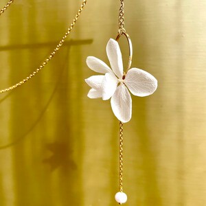 Collier fleurs stabilisées et perle deau douce etZOÉ blanc image 8