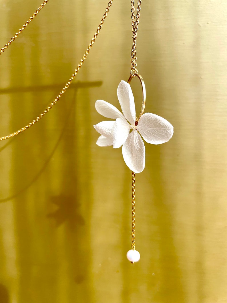 Collier fleurs stabilisées et perle deau douce etZOÉ blanc image 8