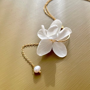 Collier fleurs stabilisées et perle deau douce etZOÉ blanc image 5