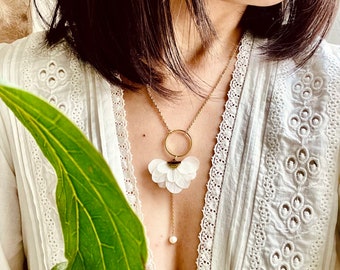 Collier fleurs stabilisées et perle d’eau douce et Swarovski — MONICA blanc