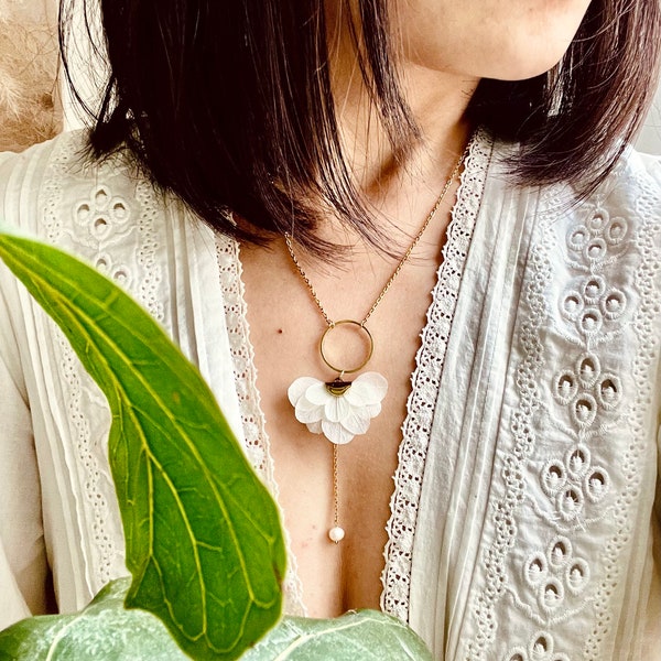 Collier fleurs stabilisées et perle d’eau douce et Swarovski — MONICA blanc