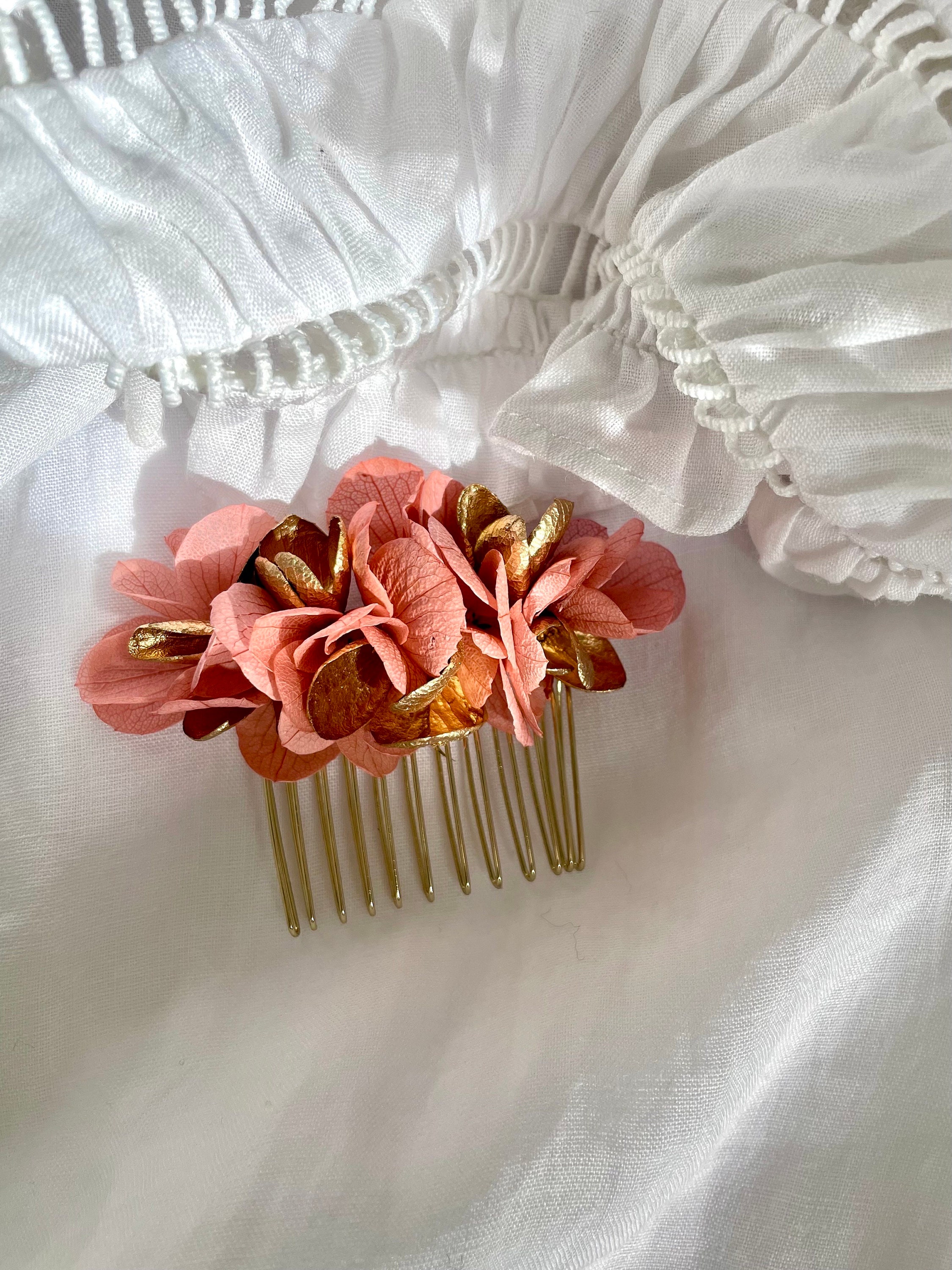 Peigne orné de fleurs stabilisées ÉMILIE vieux rose et or