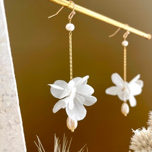 boucles d'oreilles fleurs stabilisées et perle deau douce LOUISE blanc image 5