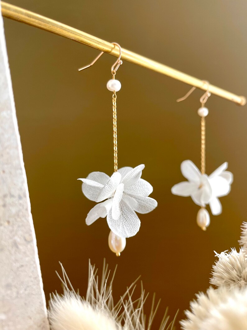 boucles d'oreilles fleurs stabilisées et perle deau douce LOUISE blanc image 5