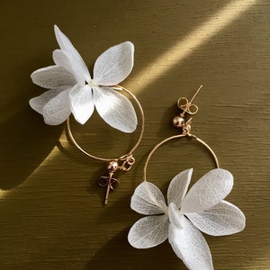 Preserved flower earrings -- JULIA white