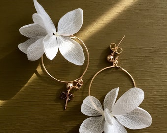 Boucles d'oreilles fleurs stabilisées -- JULIA blanc