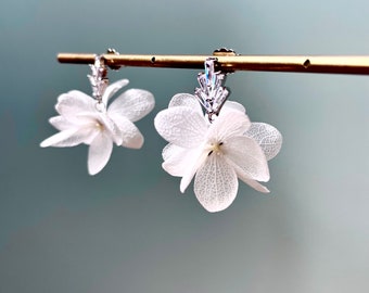 Preserved flower earrings -- MILA white