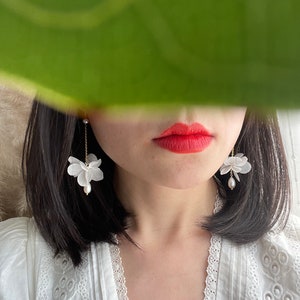 boucles d'oreilles fleurs stabilisées et perle deau douce LOUISE blanc image 8