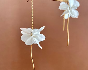boucles d’oreilles fil d’oreilles en fleurs stabilisées asymétriques ondulantes longueur réglable  - -  ELÉONORE blanc