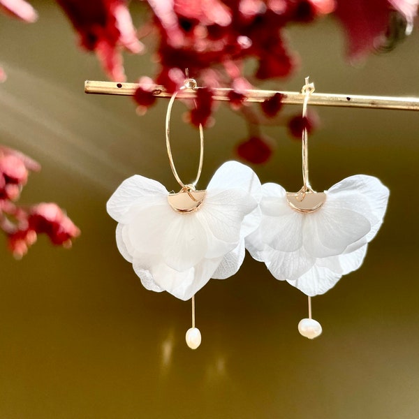 boucles d'oreilles fleurs stabilisées et perle d’eau douce -- LAURA blanc