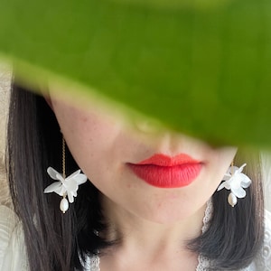 boucles d'oreilles fleurs stabilisées et perle deau douce LOUISE blanc image 7